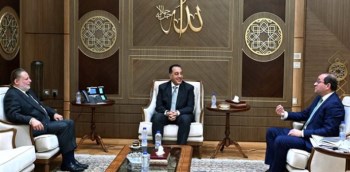 اجتماع رئيس الوزراء ومحافظ البنك المركزي ووزير المالية